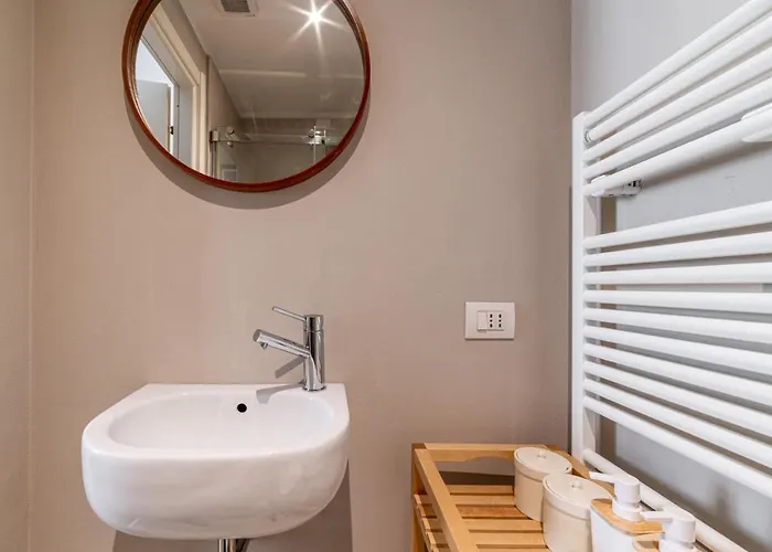 Guesthost - Officina7 Large *